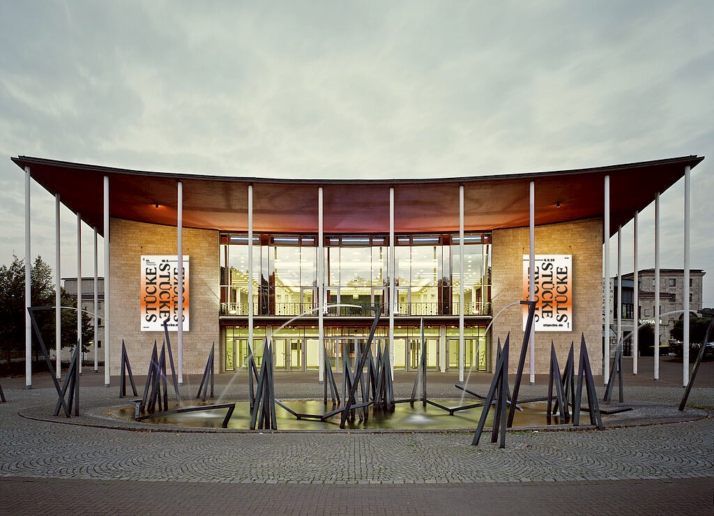 Büro Freiheit – 45. Mülheimer Theatertage »Stücke« – Banner | Stadthalle Mülheim | Stücke2020 | Theatertage Banner | Stadthalle Mülheim | Stücke2020 | Theatertage