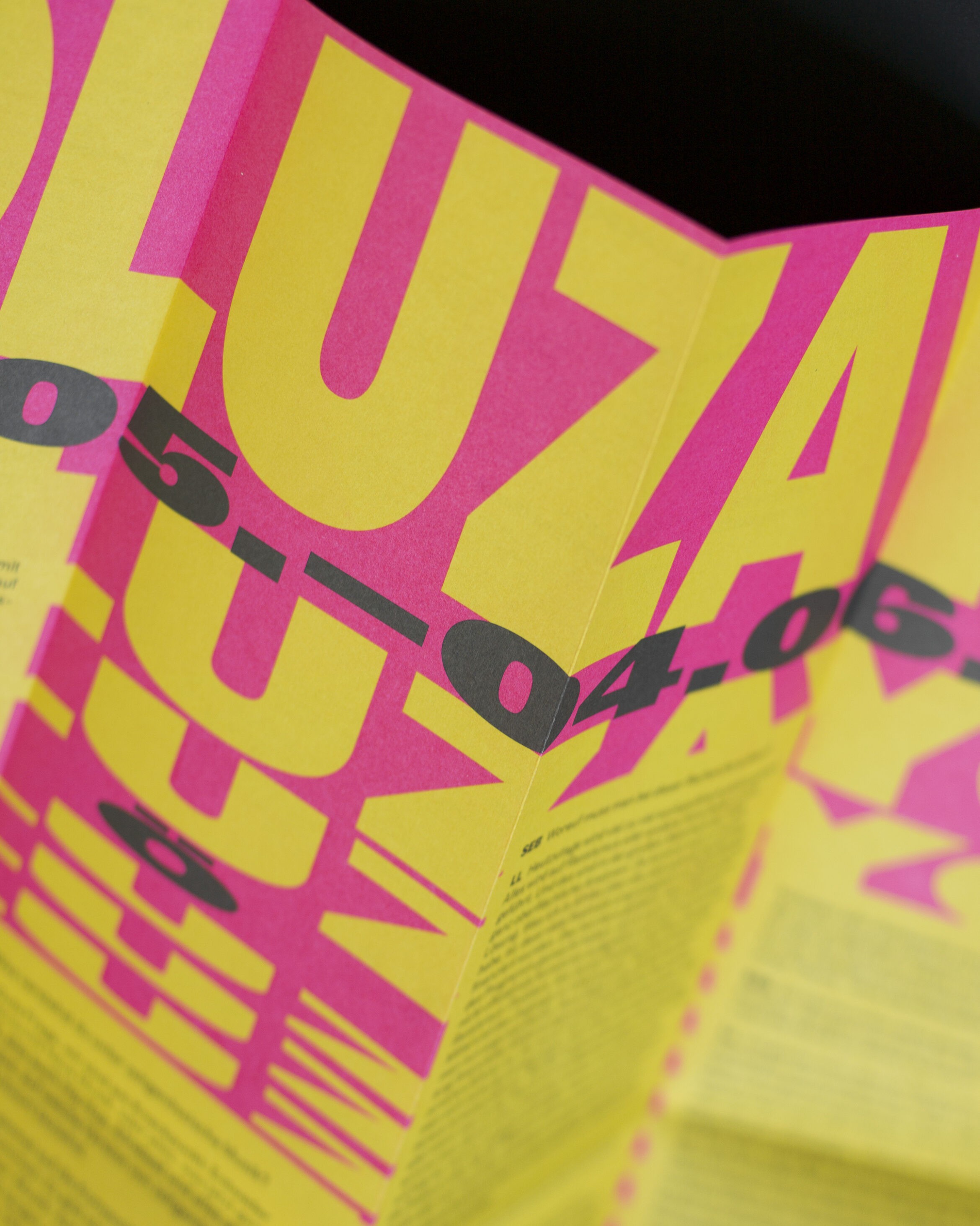 Daniel Angermann – OLUZAYO – OLUZAYO | Pantone | Flyer | Bunt | Typografie OLUZAYO | Pantone | Flyer | Bunt | Typografie