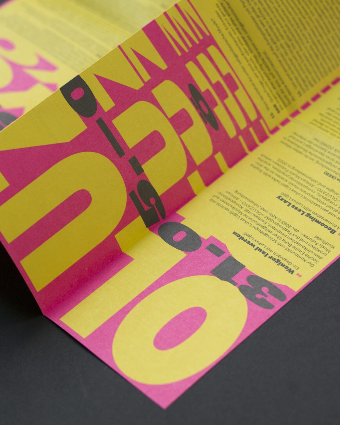 OLUZAYO | Pantone | Flyer | Bunt | Typografie